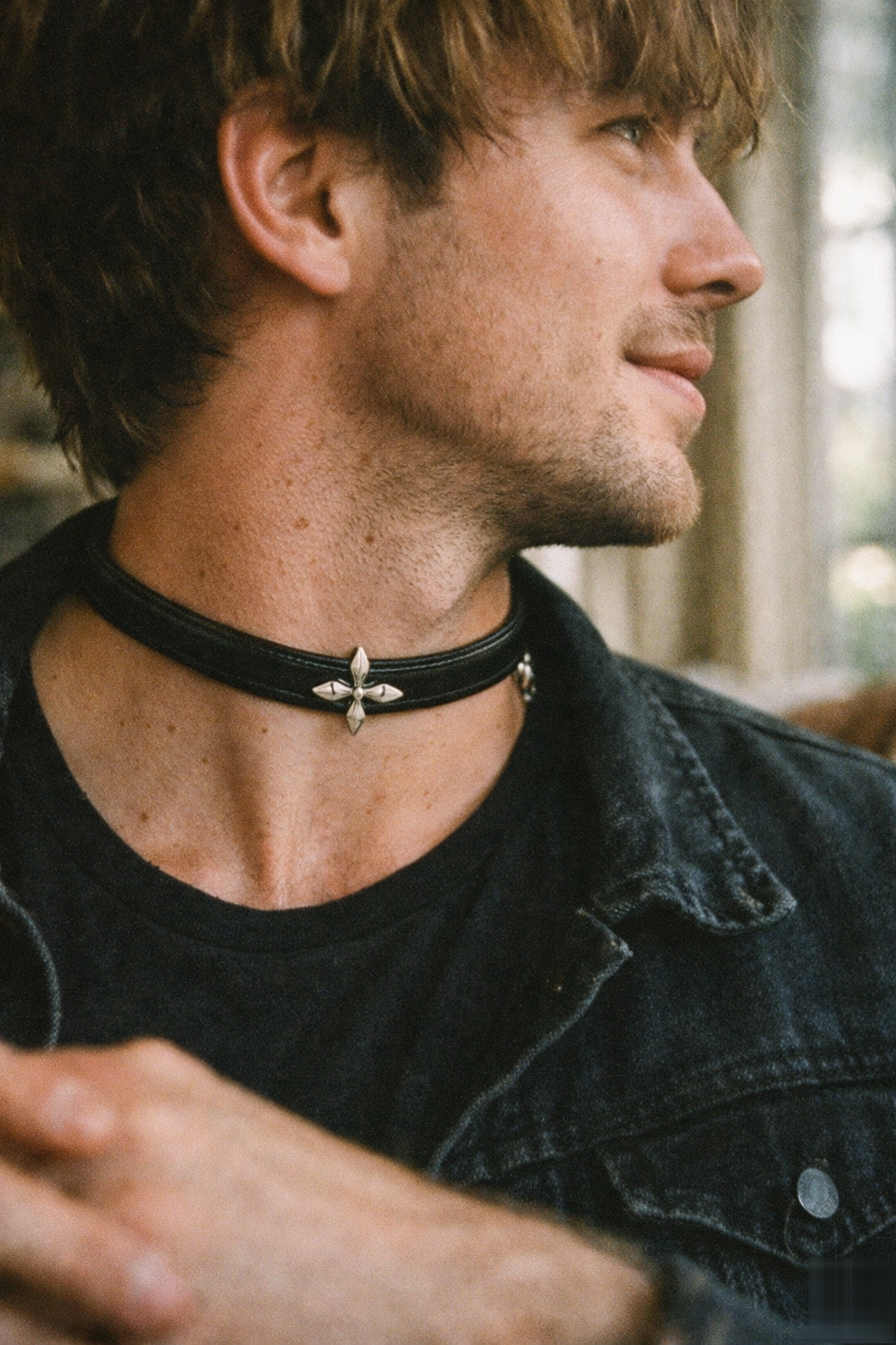 Regal fleur-de-lis studded leather day collar